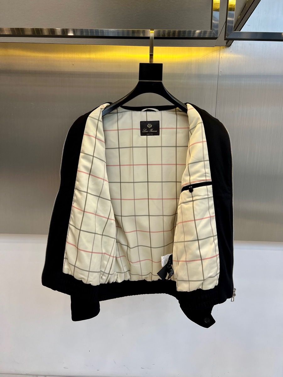 Loro Piana诺悠翩雅、2025秋冬新品经典翻领羊毛夹克，这款夹克采用简约翻领设计与顺滑拉链开合系