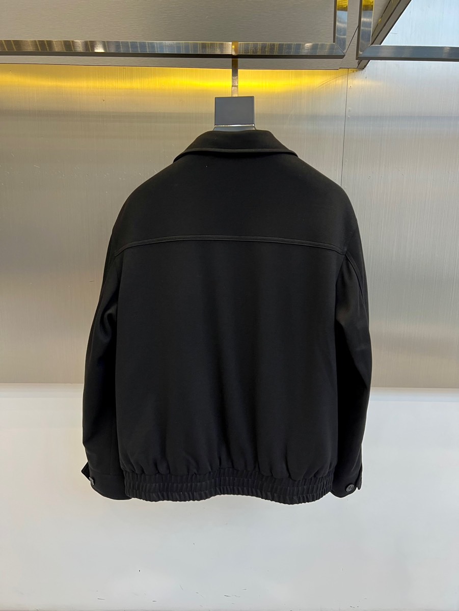 Loro Piana诺悠翩雅、2025秋冬新品经典翻领羊毛夹克，这款夹克采用简约翻领设计与顺滑拉链开合系