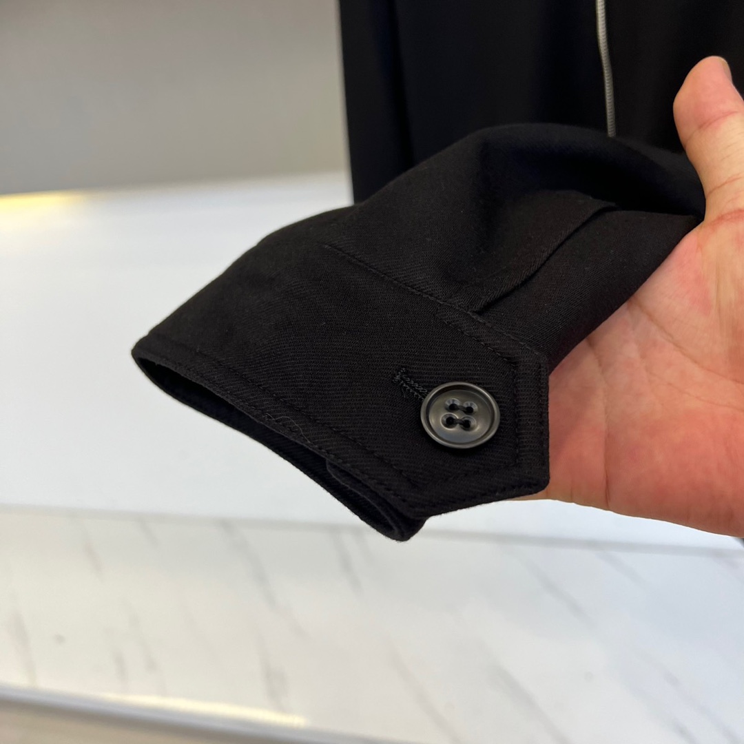 Loro Piana诺悠翩雅、2025秋冬新品经典翻领羊毛夹克，这款夹克采用简约翻领设计与顺滑拉链开合系