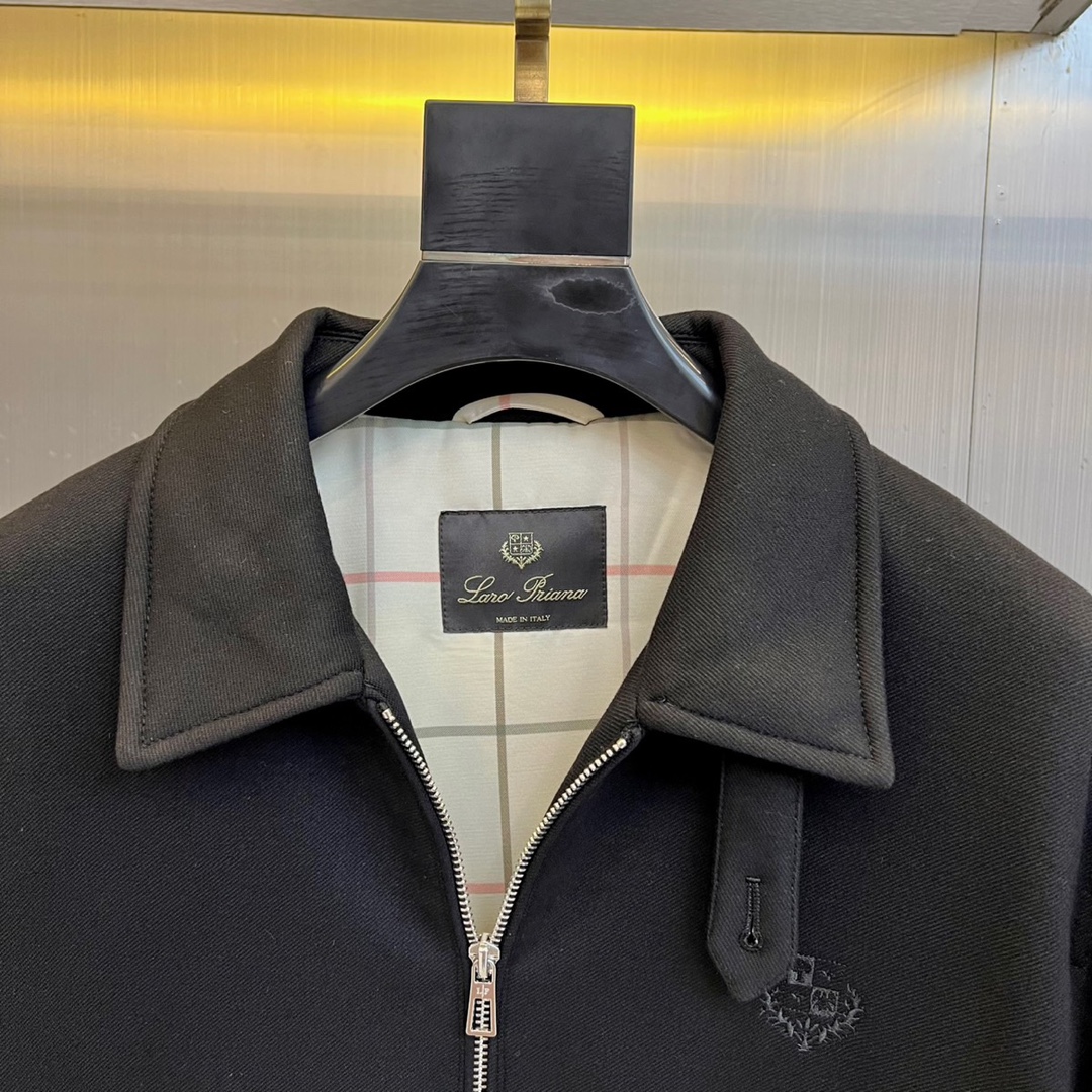 Loro Piana诺悠翩雅、2025秋冬新品经典翻领羊毛夹克，这款夹克采用简约翻领设计与顺滑拉链开合系