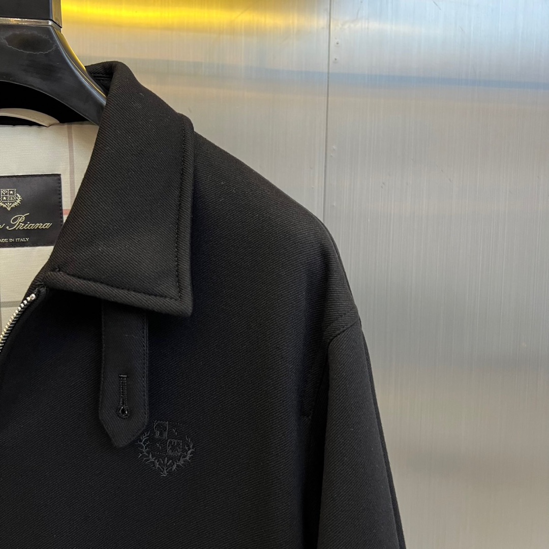 Loro Piana诺悠翩雅、2025秋冬新品经典翻领羊毛夹克，这款夹克采用简约翻领设计与顺滑拉链开合系