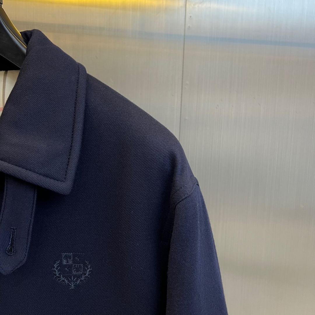 Loro Piana诺悠翩雅、2025秋冬新品经典翻领羊毛夹克，这款夹克采用简约翻领设计与顺滑拉链开合系