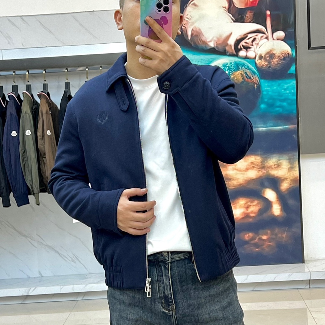 Loro Piana诺悠翩雅、2025秋冬新品经典翻领羊毛夹克，这款夹克采用简约翻领设计与顺滑拉链开合系