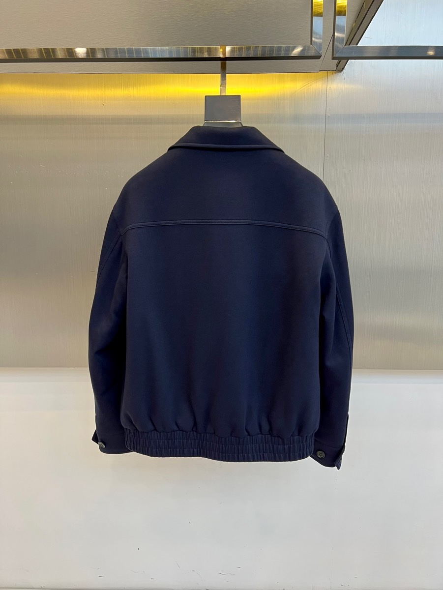 Loro Piana诺悠翩雅、2025秋冬新品经典翻领羊毛夹克，这款夹克采用简约翻领设计与顺滑拉链开合系