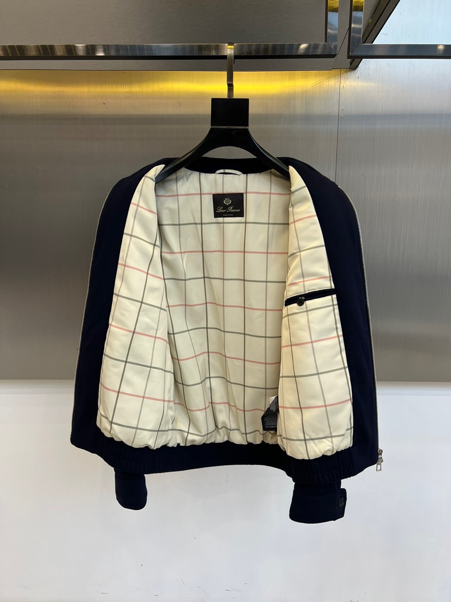 Loro Piana诺悠翩雅、2025秋冬新品经典翻领羊毛夹克，这款夹克采用简约翻领设计与顺滑拉链开合系