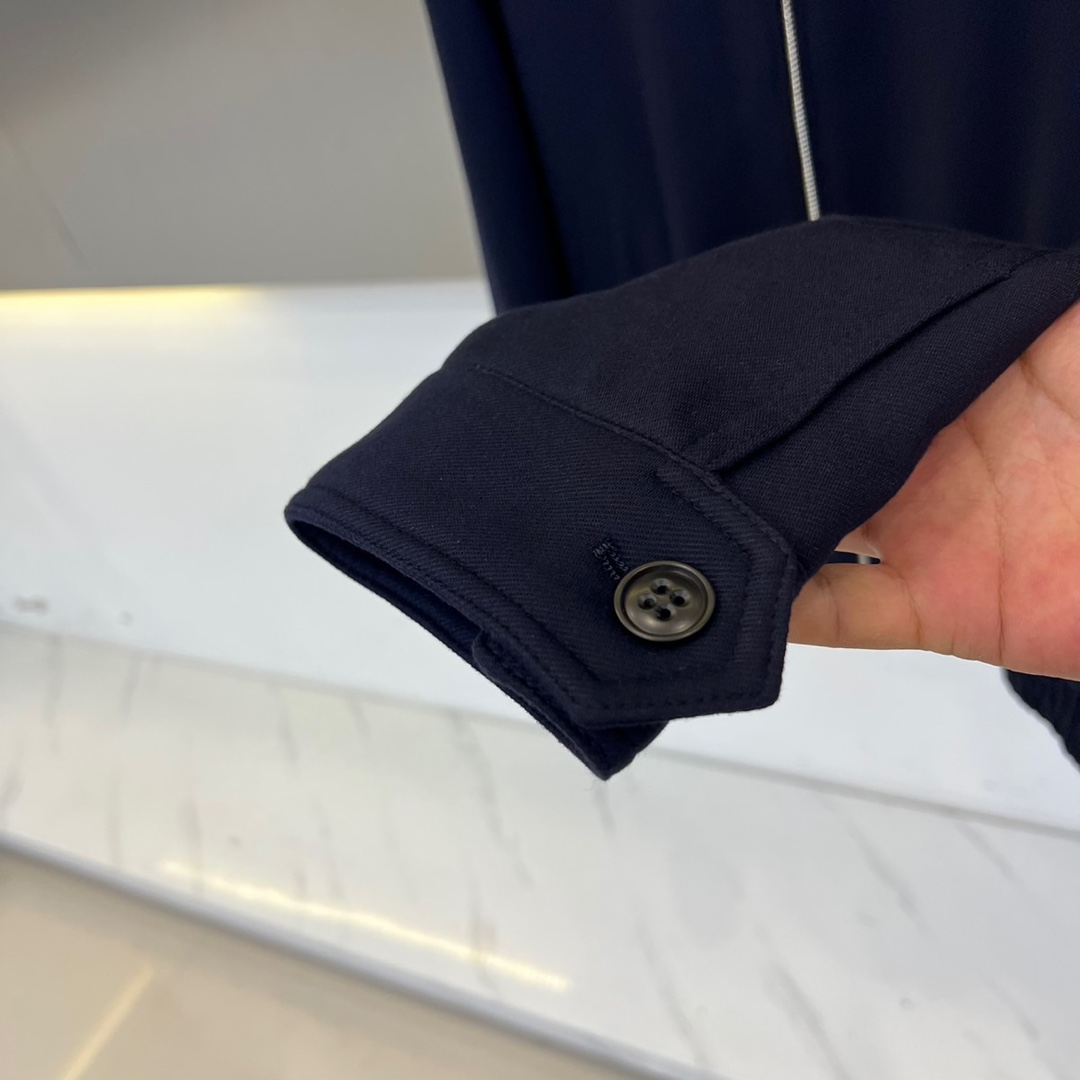 Loro Piana诺悠翩雅、2025秋冬新品经典翻领羊毛夹克，这款夹克采用简约翻领设计与顺滑拉链开合系