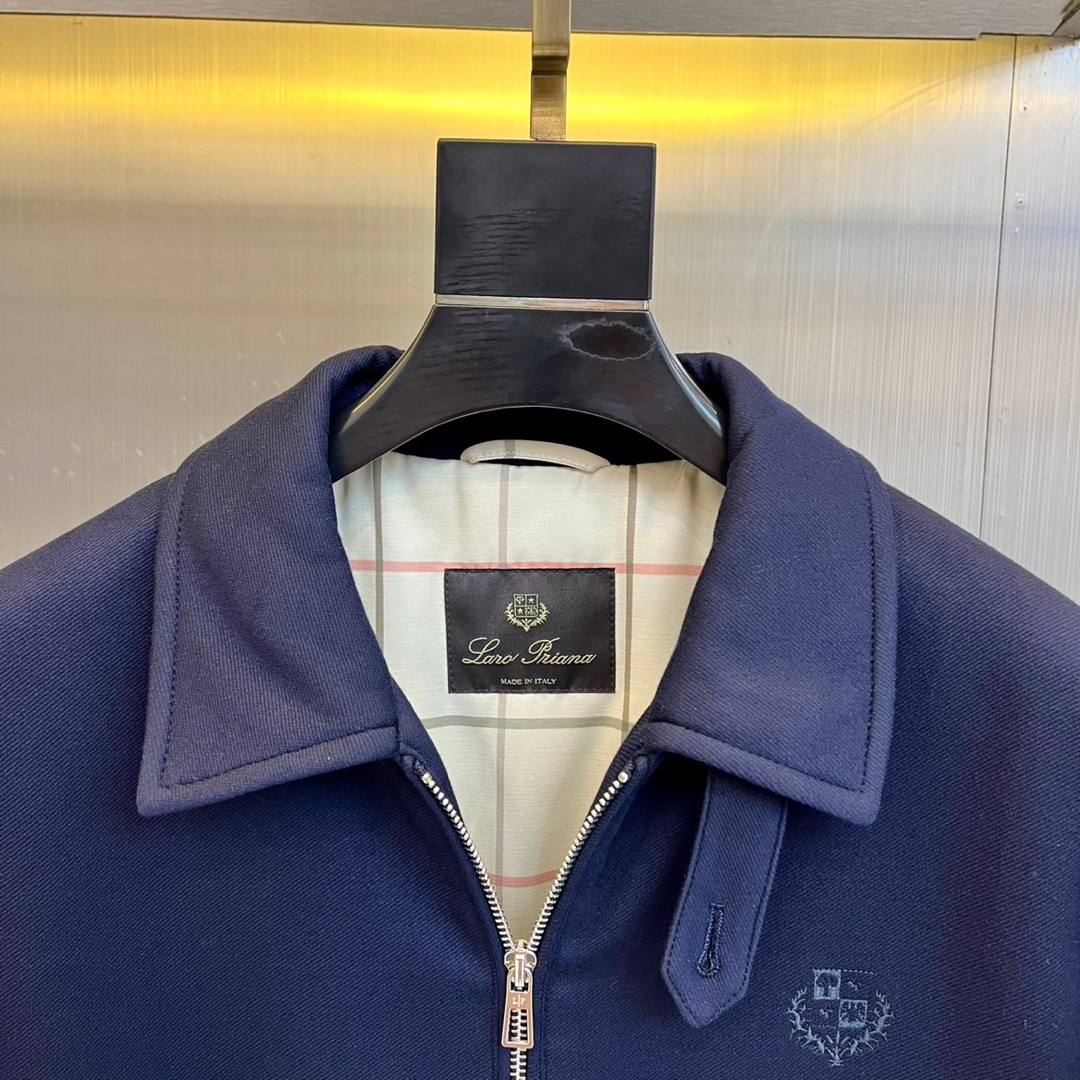 Loro Piana诺悠翩雅、2025秋冬新品经典翻领羊毛夹克，这款夹克采用简约翻领设计与顺滑拉链开合系