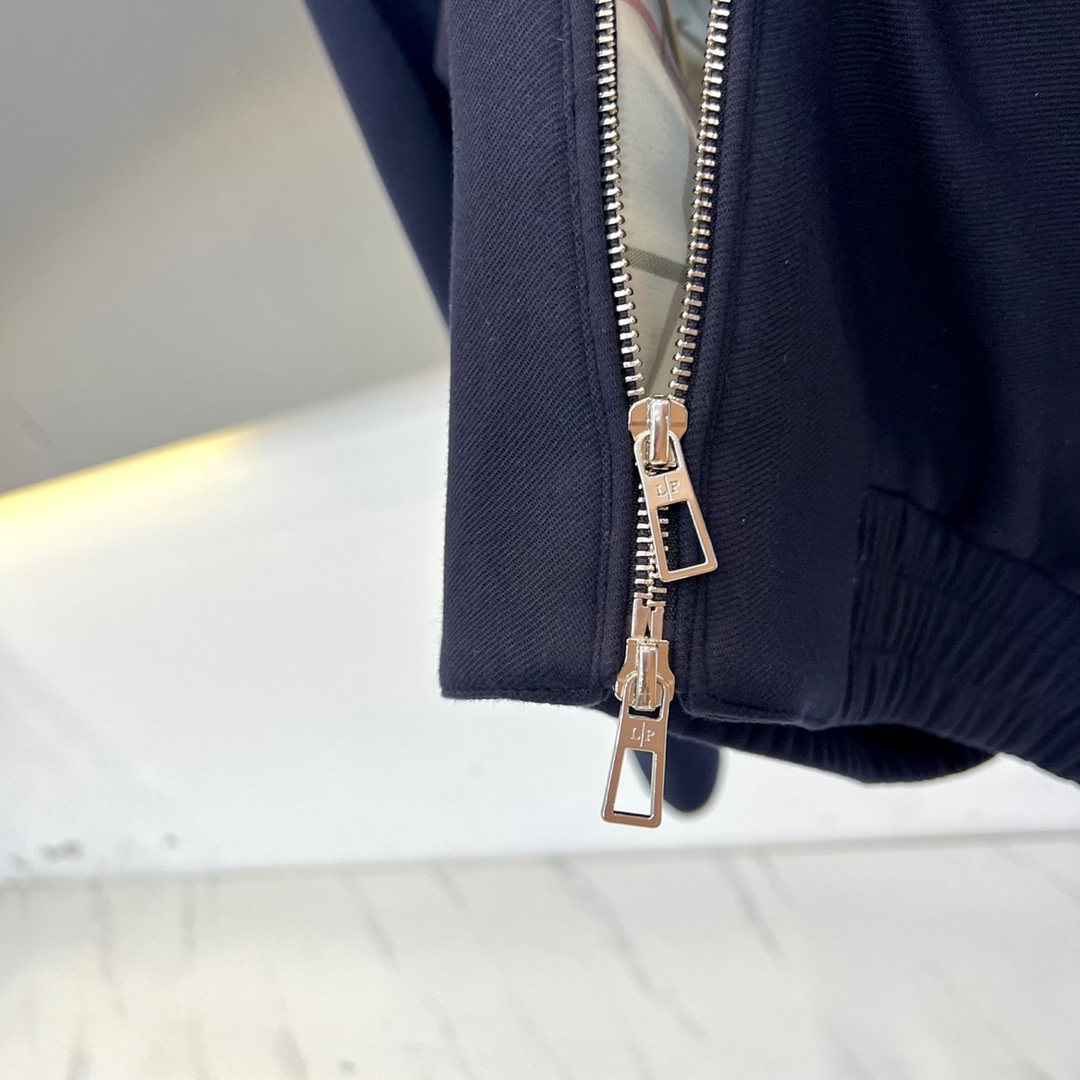 Loro Piana诺悠翩雅、2025秋冬新品经典翻领羊毛夹克，这款夹克采用简约翻领设计与顺滑拉链开合系