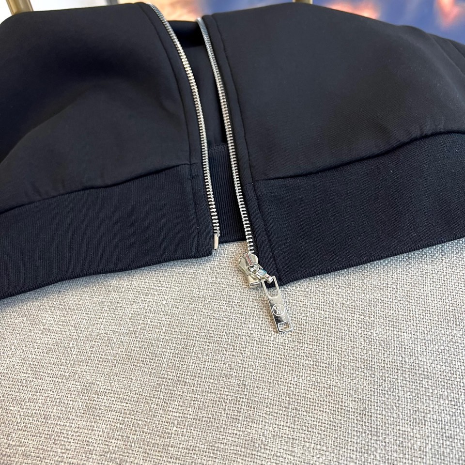 1v威登、2025秋冬新品黑色运动套装，以奢华运动风重塑都市穿着美学。上装采用立领拉链外套款式，搭配金属