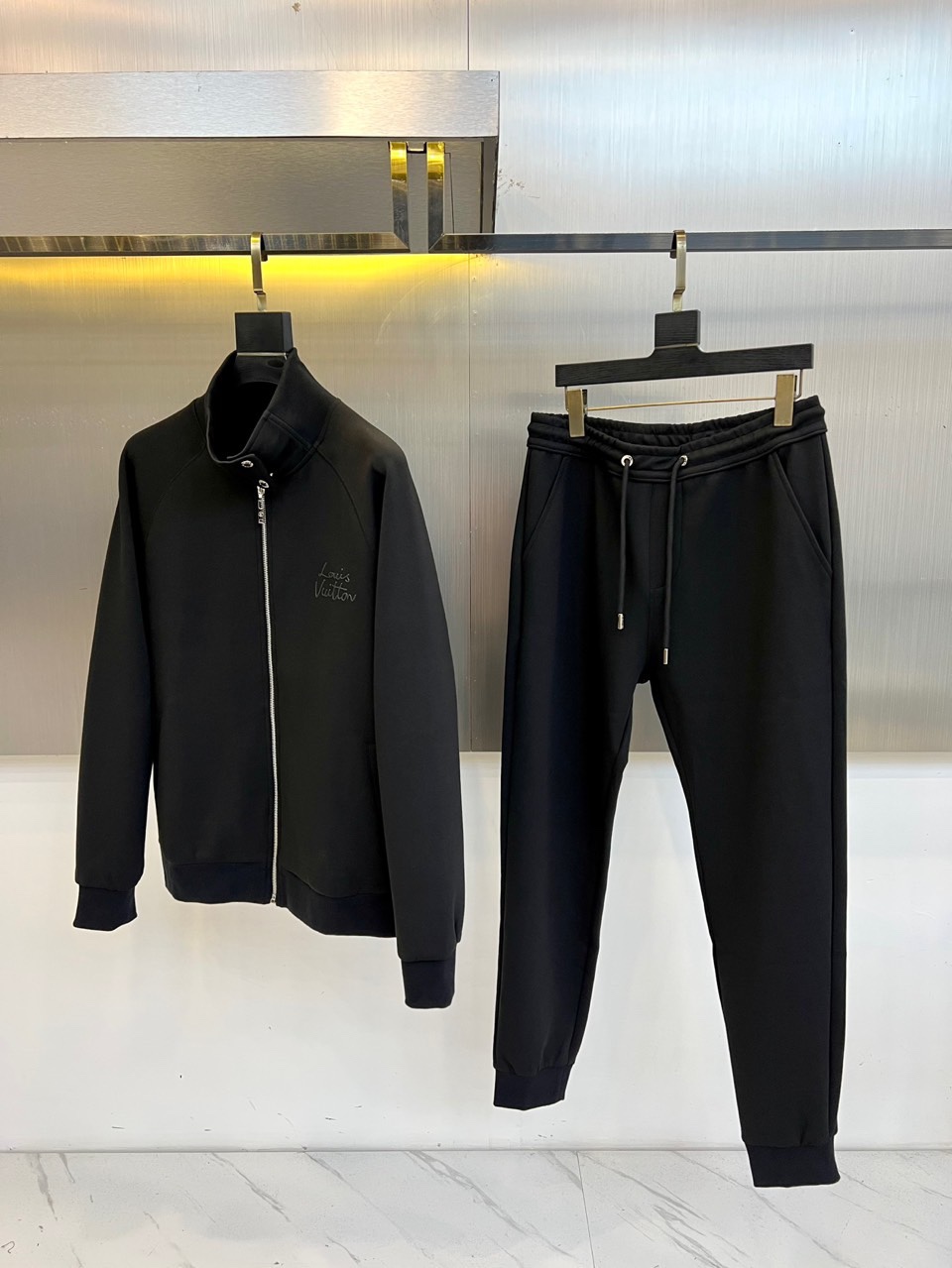 1v威登、2025秋冬新品黑色运动套装，以奢华运动风重塑都市穿着美学。上装采用立领拉链外套款式，搭配金属