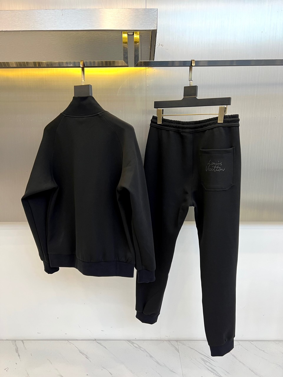 1v威登、2025秋冬新品黑色运动套装，以奢华运动风重塑都市穿着美学。上装采用立领拉链外套款式，搭配金属