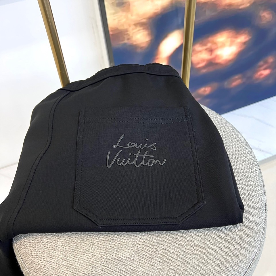 1v威登、2025秋冬新品黑色运动套装，以奢华运动风重塑都市穿着美学。上装采用立领拉链外套款式，搭配金属