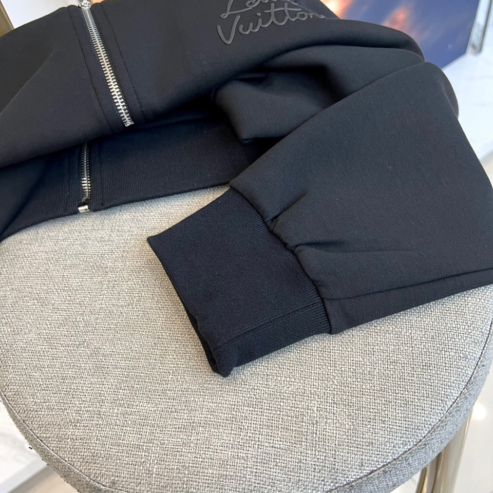 1v威登、2025秋冬新品黑色运动套装，以奢华运动风重塑都市穿着美学。上装采用立领拉链外套款式，搭配金属