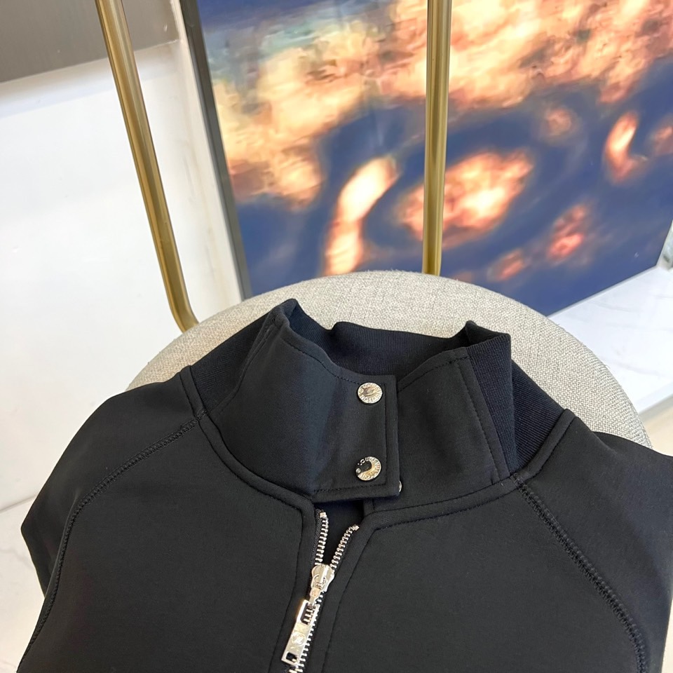 1v威登、2025秋冬新品黑色运动套装，以奢华运动风重塑都市穿着美学。上装采用立领拉链外套款式，搭配金属