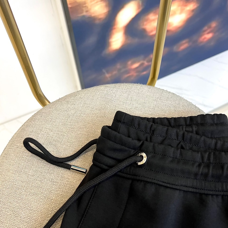 1v威登、2025秋冬新品黑色运动套装，以奢华运动风重塑都市穿着美学。上装采用立领拉链外套款式，搭配金属