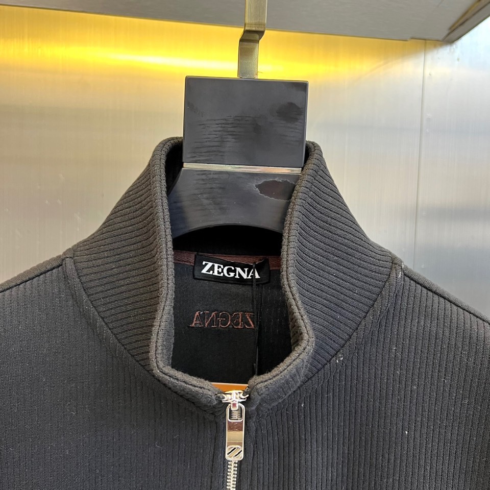 Zegna杰尼亚、2025秋冬新品运动套装。本系列包含立领拉链外套与抽绳休闲长裤，采用100%高科技聚酯