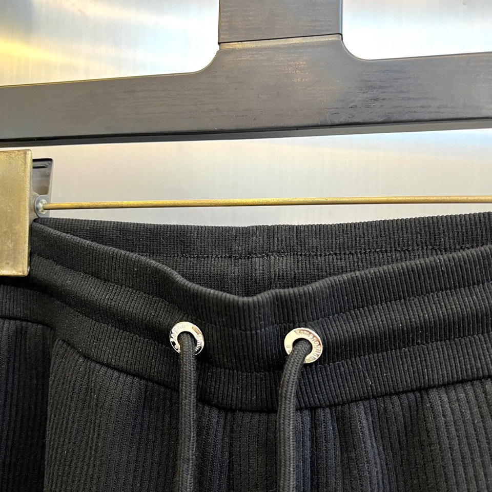 Zegna杰尼亚、2025秋冬新品运动套装。本系列包含立领拉链外套与抽绳休闲长裤，采用100%高科技聚酯