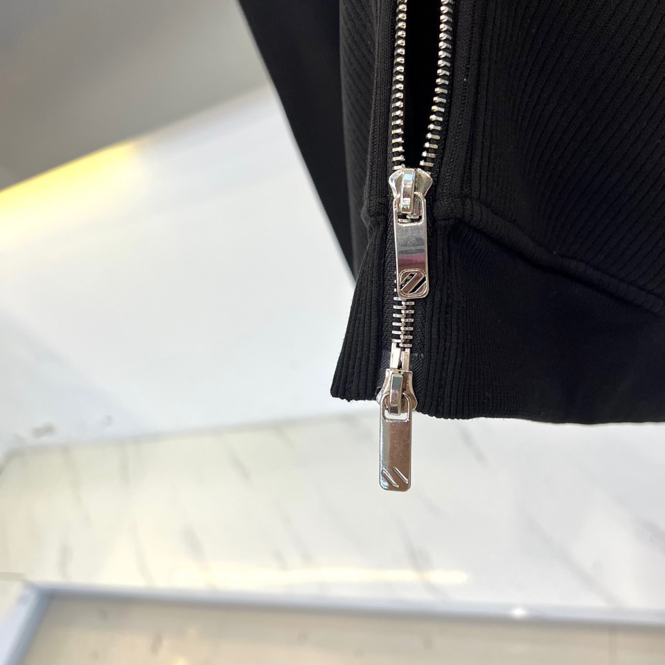 Zegna杰尼亚、2025秋冬新品运动套装。本系列包含立领拉链外套与抽绳休闲长裤，采用100%高科技聚酯