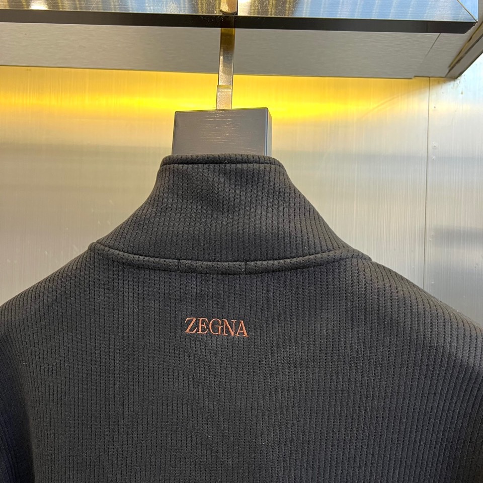 Zegna杰尼亚、2025秋冬新品运动套装。本系列包含立领拉链外套与抽绳休闲长裤，采用100%高科技聚酯