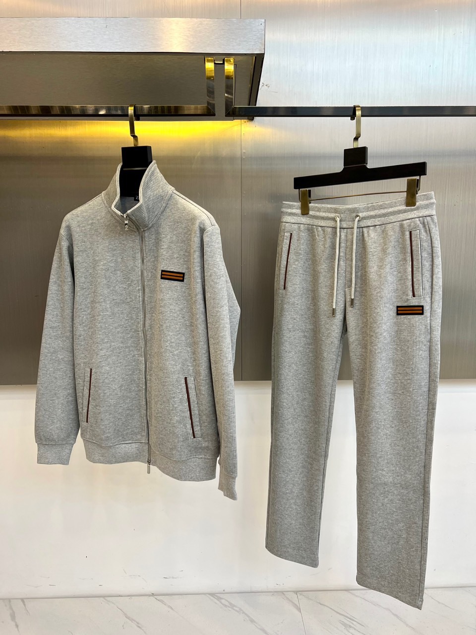 Zegna杰尼亚、2025秋冬新品运动套装。本系列包含立领拉链外套与抽绳休闲长裤，采用100%高科技聚酯