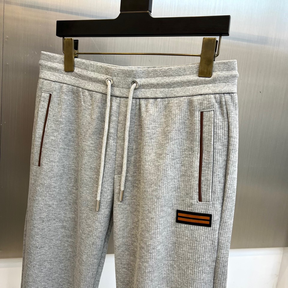 Zegna杰尼亚、2025秋冬新品运动套装。本系列包含立领拉链外套与抽绳休闲长裤，采用100%高科技聚酯