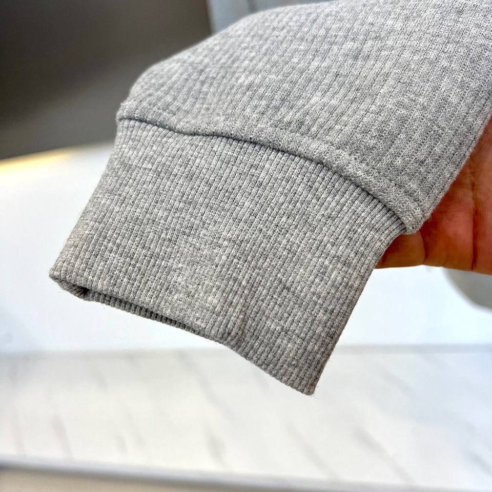 Zegna杰尼亚、2025秋冬新品运动套装。本系列包含立领拉链外套与抽绳休闲长裤，采用100%高科技聚酯