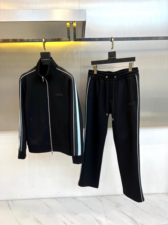 GUCC古驰、2025秋冬运动系列。2025秋冬全新运动套装，以深邃哑光黑为画布，袖管与裤侧的蓝白条纹如