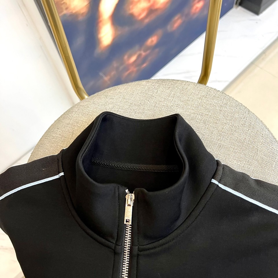 GUCC古驰、2025秋冬运动系列。2025秋冬全新运动套装，以深邃哑光黑为画布，袖管与裤侧的蓝白条纹如