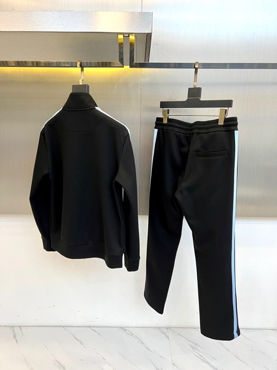 GUCC古驰、2025秋冬运动系列。2025秋冬全新运动套装，以深邃哑光黑为画布，袖管与裤侧的蓝白条纹如