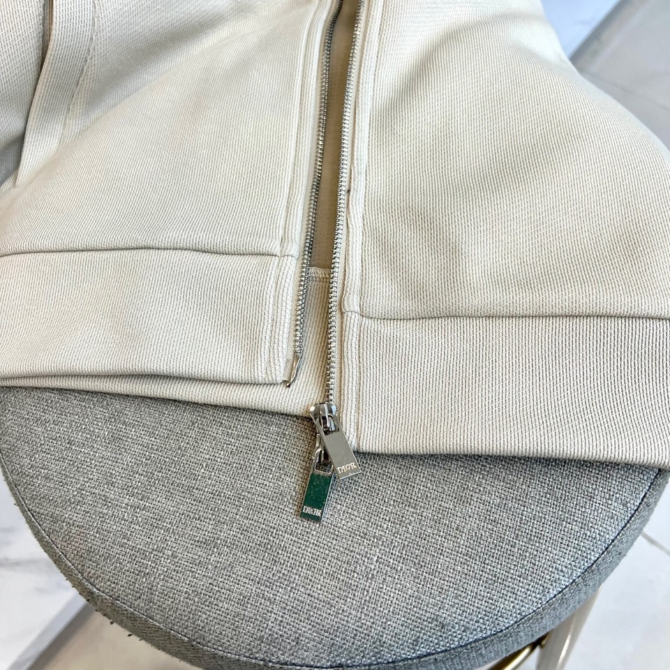 Dio迪奥、2025秋冬男士运动系列。精选哑光弹力面料打造立体剪裁套装，肩袖处的灰色科技面料拼接如同破晓