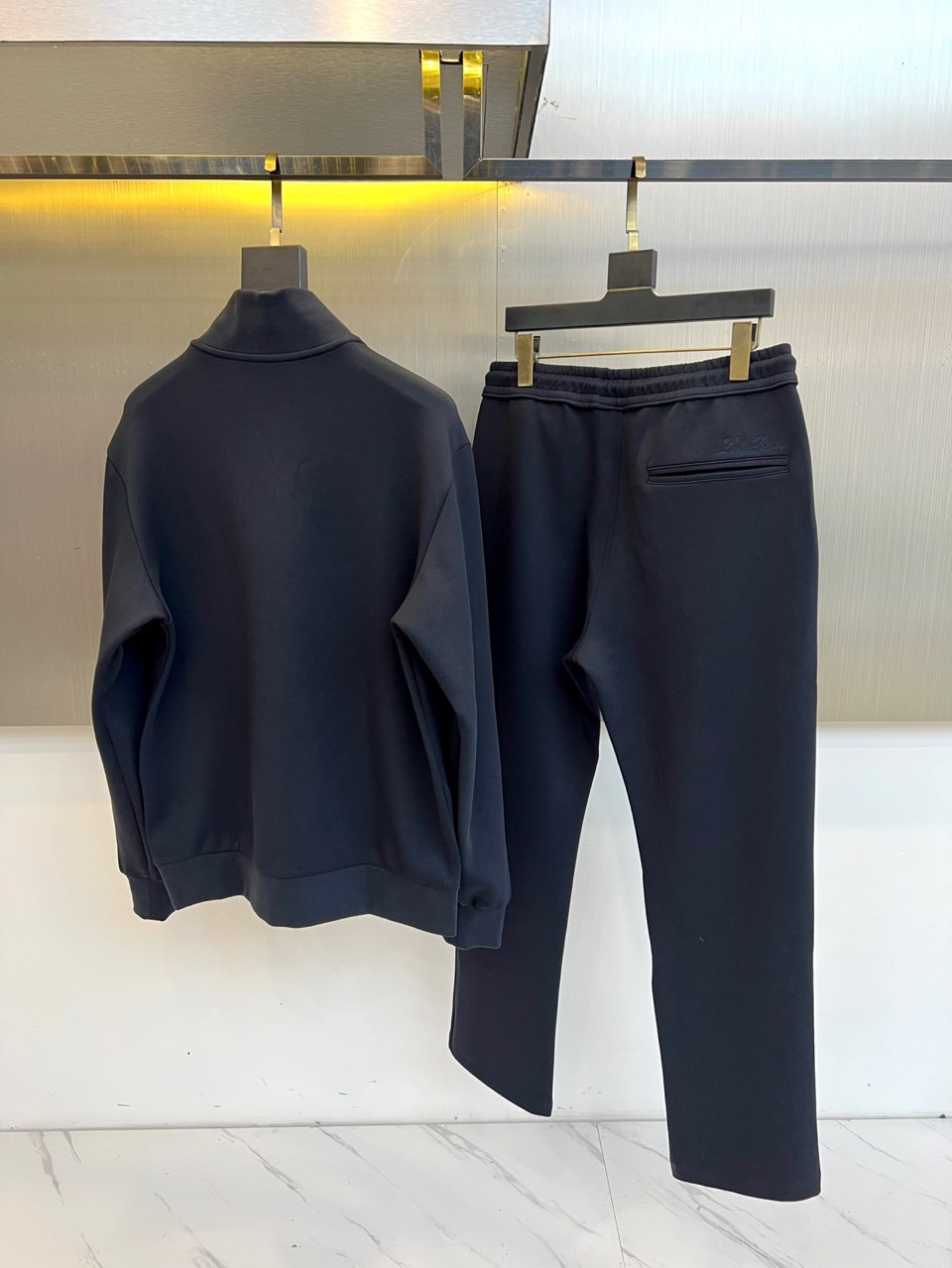 Loro Piana 2025秋冬新品套装，本套装由上装立领半拉链卫衣与同色系束脚休闲裤组成，打造和谐统