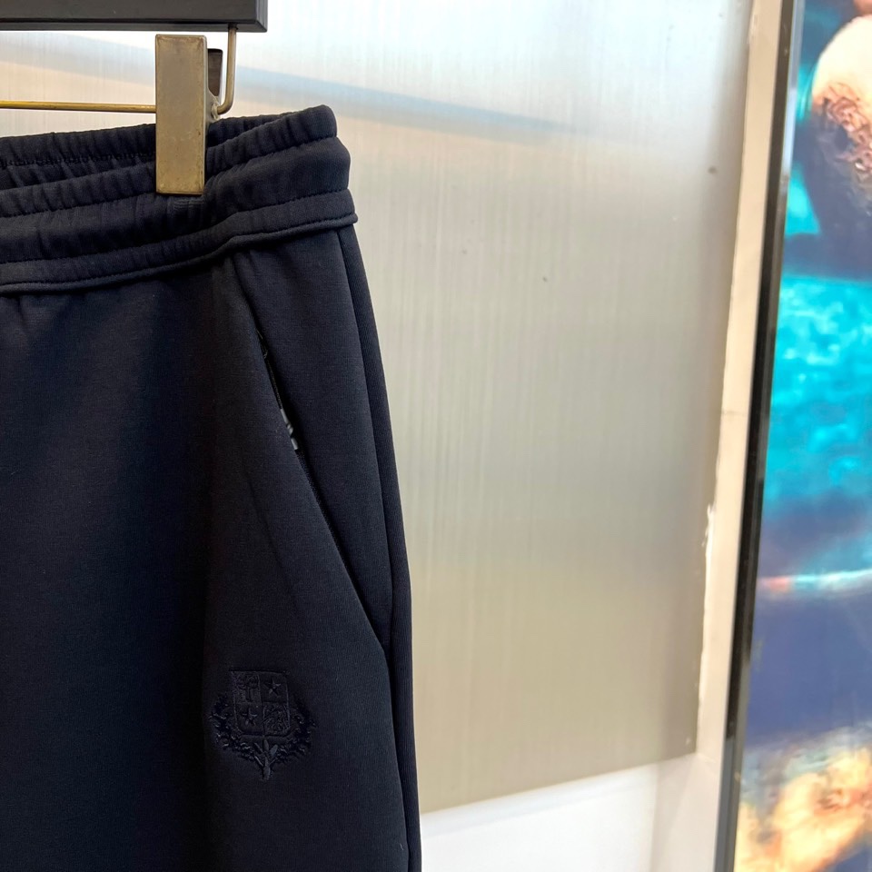 Loro Piana 2025秋冬新品套装，本套装由上装立领半拉链卫衣与同色系束脚休闲裤组成，打造和谐统