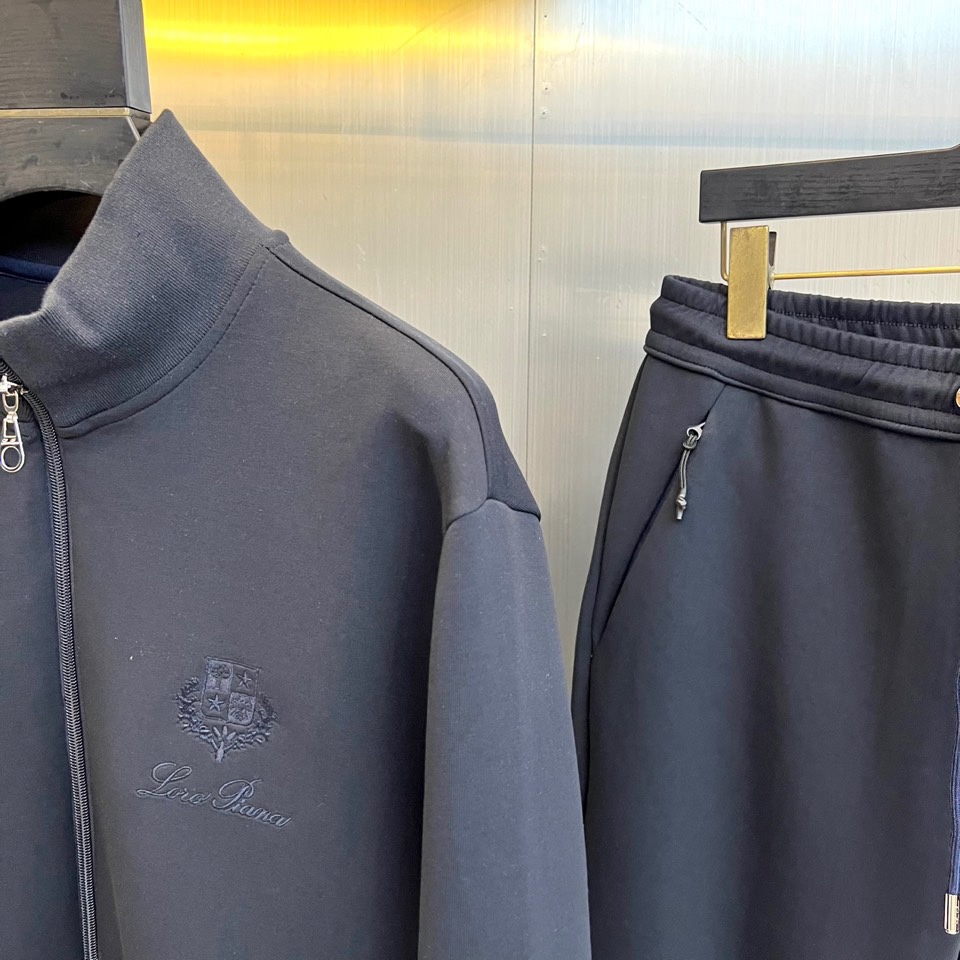 Loro Piana 2025秋冬新品套装，本套装由上装立领半拉链卫衣与同色系束脚休闲裤组成，打造和谐统