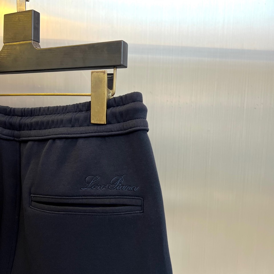 Loro Piana 2025秋冬新品套装，本套装由上装立领半拉链卫衣与同色系束脚休闲裤组成，打造和谐统