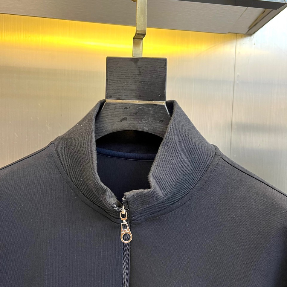 Loro Piana 2025秋冬新品套装，本套装由上装立领半拉链卫衣与同色系束脚休闲裤组成，打造和谐统