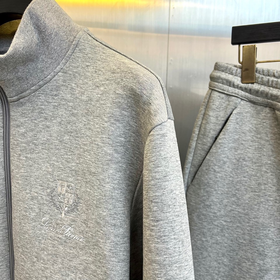 Loro Piana 2025秋冬新品套装，本套装由上装立领半拉链卫衣与同色系束脚休闲裤组成，打造和谐统