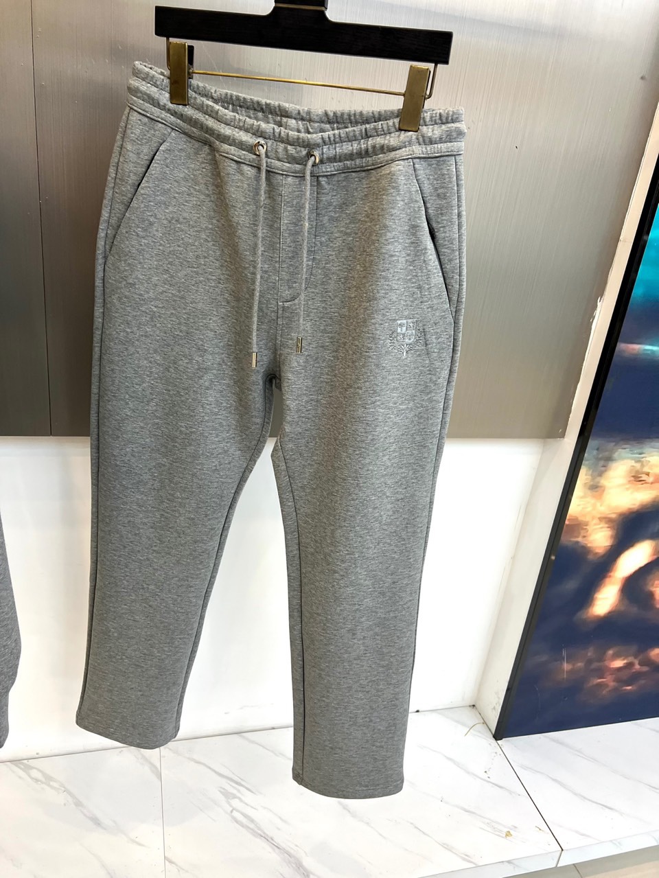 Loro Piana 2025秋冬新品套装，本套装由上装立领半拉链卫衣与同色系束脚休闲裤组成，打造和谐统