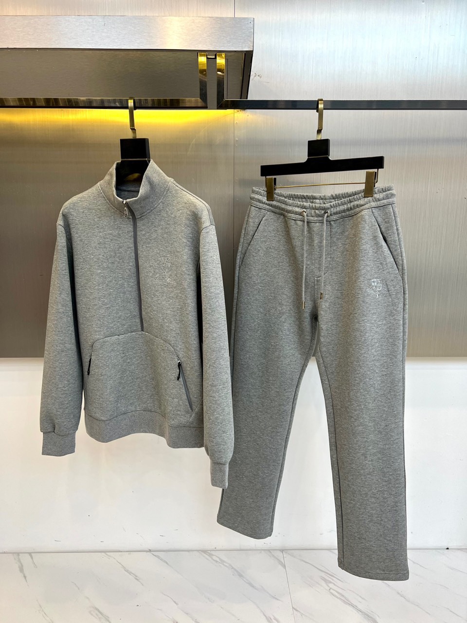 NO:681008,Loro Piana's new autumn and winter suit, this suit consists of a top with a stand-up collar and a half-zip sweatshirt and the same-color leggings casual pants, creating a harmonious and unified visual whole. The top adopts a simple and neat stand-up collar and half-zipper design, and is embellished with exquisite brand logos on the chest, which has both a sense of detail and practical functions. The waistband of the bottoms is equipped with a drawstring, which can be freely adjusted; the loose tapered tailoring and leggings design ensure a comfortable experience while creating a neat and smooth outline.  The brand's signature soft fabric is used as a whole, with a delicate touch and skin-friendly feel, bringing unrestricted wearing enjoyment. Its style perfectly balances the comfort of leisure at home and the decent figure required for going out. Whether it is daily travel, sports and fitness, or as a high-end casual dress, it can be easily controlled. It shows a low-key and sophisticated fashion taste in simplicity. It is an ideal choice to create a relaxed and comfortable style in autumn and winter. M-4XL (model 173, 143 pounds, upper body size L), loro  piana,hoodie,sweatshirts,19860909Loro Piana 秋冬新品套装,本套装由上装立领半拉链卫衣与同色系束脚休闲裤组成,打造和谐统一的视觉整体.上衣采用简约利落的立领与半开襟拉链设计,胸前点缀精致品牌徽标,兼具细节感与实用功能.下装裤腰搭载抽绳,可自由调节；宽松的锥形剪裁与束脚设计,在确保舒适体验的同时,营造出利落流畅的轮廓线条. 整体选用品牌标志性的柔软面料,触感细腻亲肤,带来无拘束的穿着享受.其风格完美平衡了居家休闲的惬意与外出所需的得体型格,无论是日常出行、运动健身,或是作为高端休闲装扮,皆能从容驾驭,于简约中展露低调而考究的潮流品味,是打造秋冬松弛自在风范的理想选择.M-4XL（模特173,143斤上身L码）,,loro piana,hoodie,sweatshirts,,Men's clothing