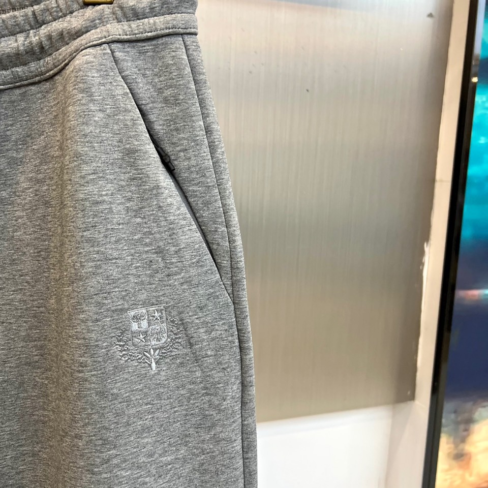 Loro Piana 2025秋冬新品套装，本套装由上装立领半拉链卫衣与同色系束脚休闲裤组成，打造和谐统