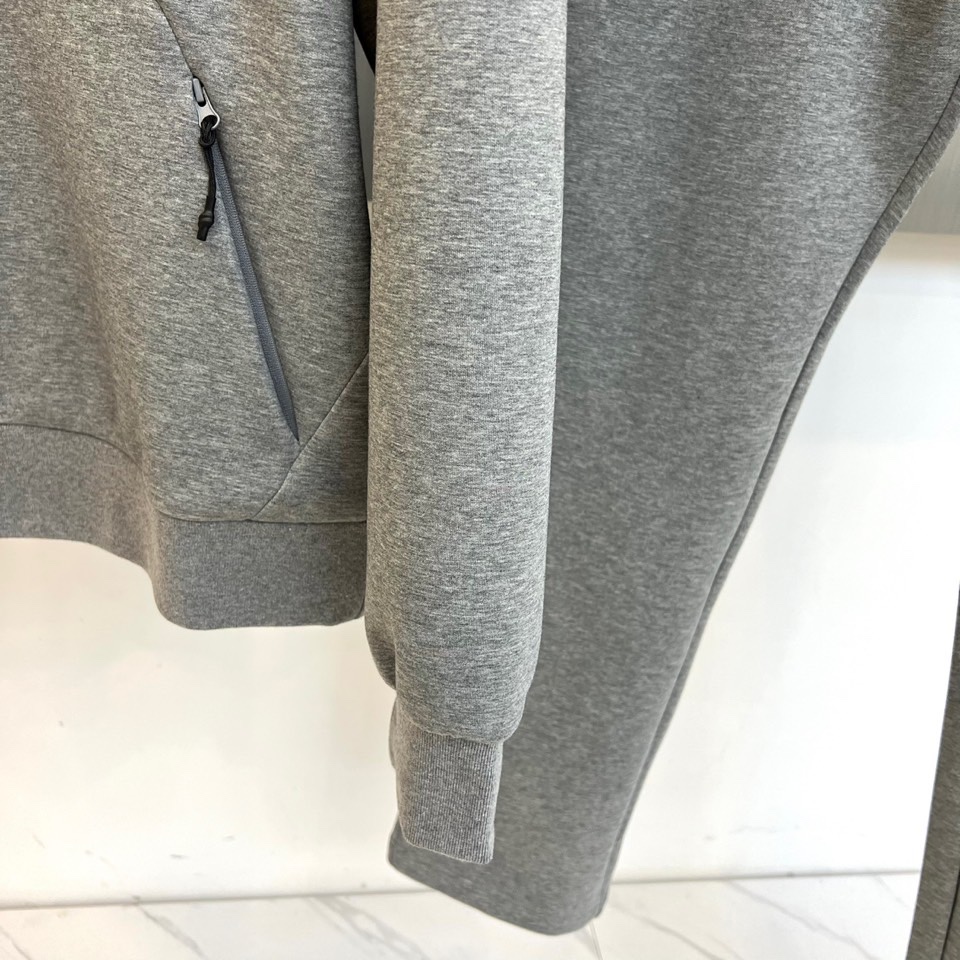 Loro Piana 2025秋冬新品套装，本套装由上装立领半拉链卫衣与同色系束脚休闲裤组成，打造和谐统