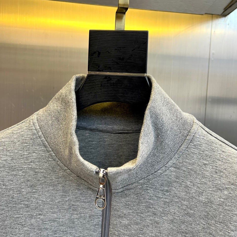 Loro Piana 2025秋冬新品套装，本套装由上装立领半拉链卫衣与同色系束脚休闲裤组成，打造和谐统