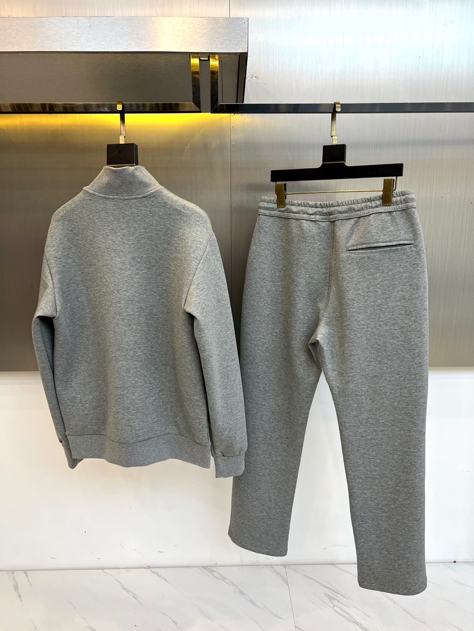 Loro Piana 2025秋冬新品套装，本套装由上装立领半拉链卫衣与同色系束脚休闲裤组成，打造和谐统