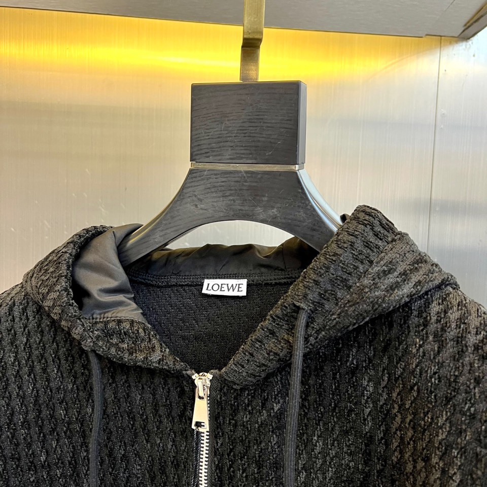 罗意威（LOEWE）套装，以经典的黑白千鸟格纹贯穿始终，将复古优雅与现代时尚感精妙结合。连帽上衣的千鸟格