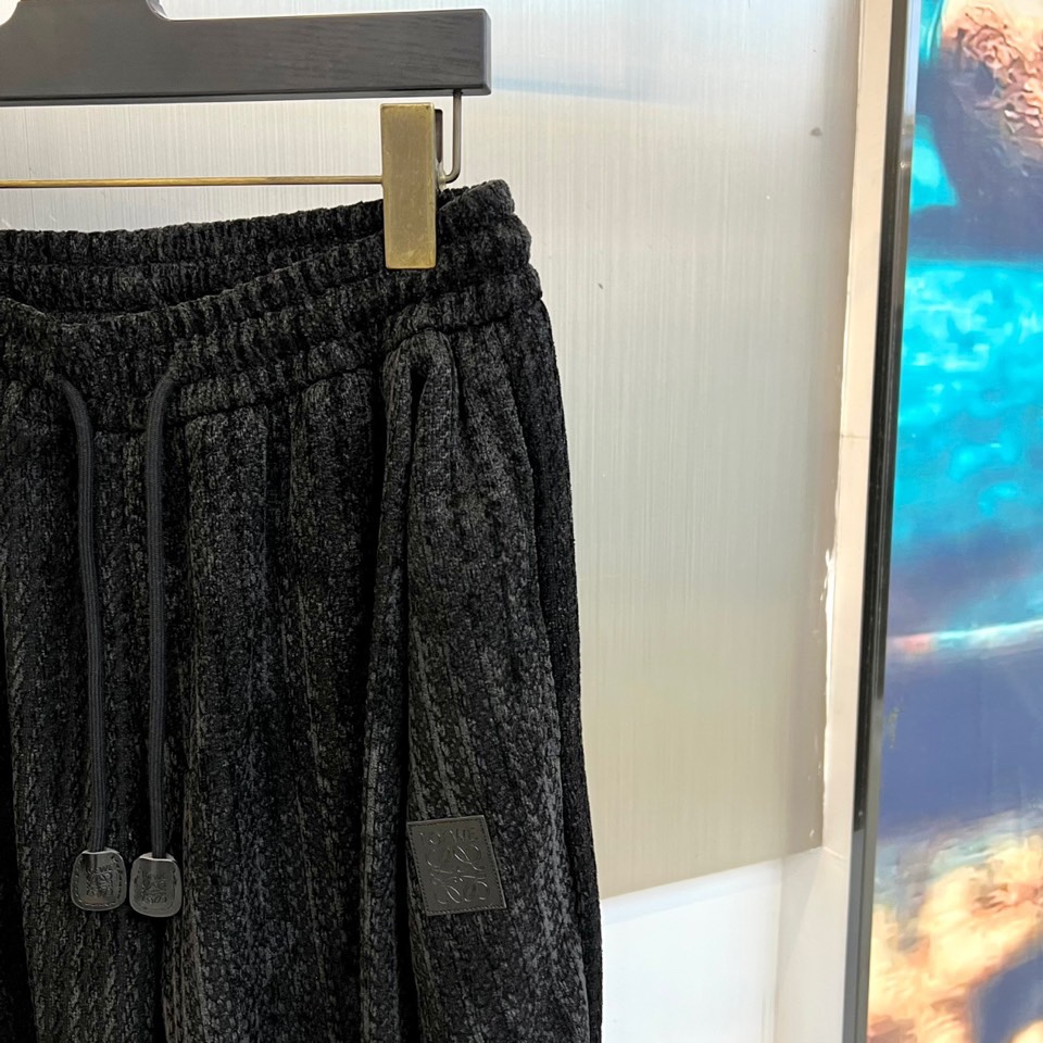 罗意威（LOEWE）套装，以经典的黑白千鸟格纹贯穿始终，将复古优雅与现代时尚感精妙结合。连帽上衣的千鸟格