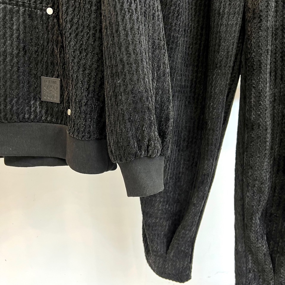 罗意威（LOEWE）套装，以经典的黑白千鸟格纹贯穿始终，将复古优雅与现代时尚感精妙结合。连帽上衣的千鸟格