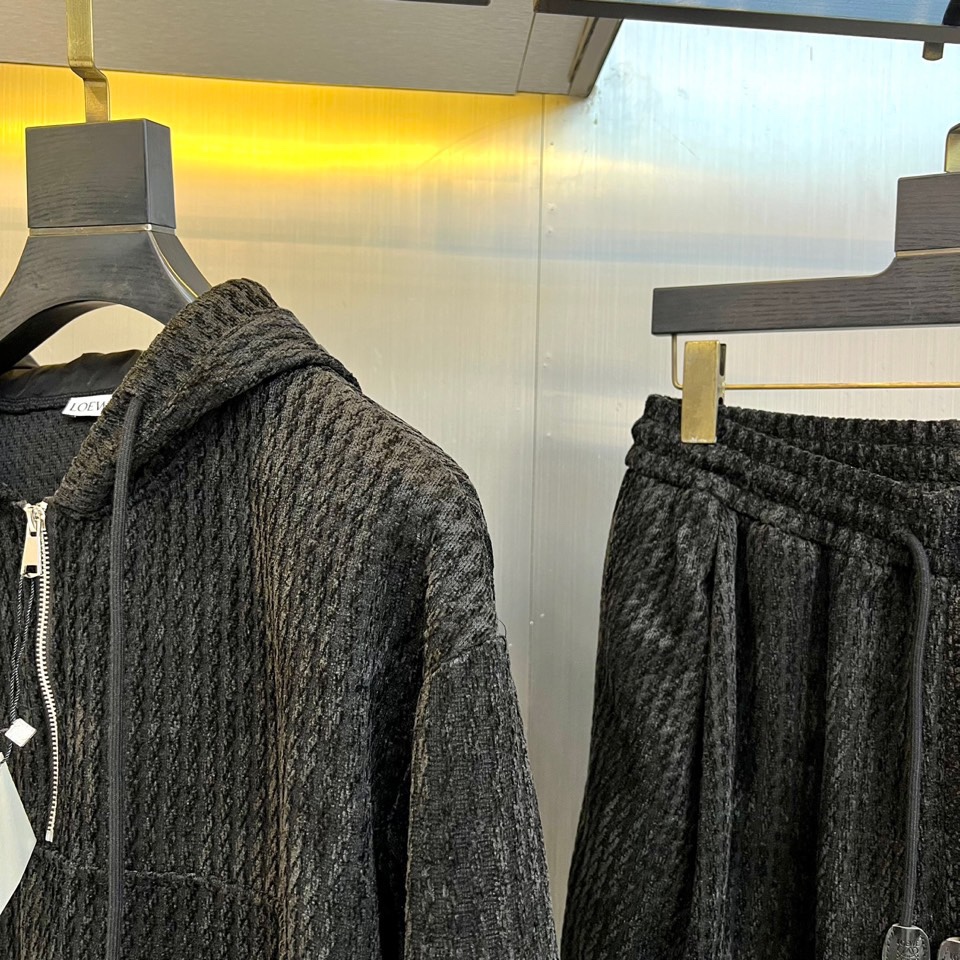 罗意威（LOEWE）套装，以经典的黑白千鸟格纹贯穿始终，将复古优雅与现代时尚感精妙结合。连帽上衣的千鸟格