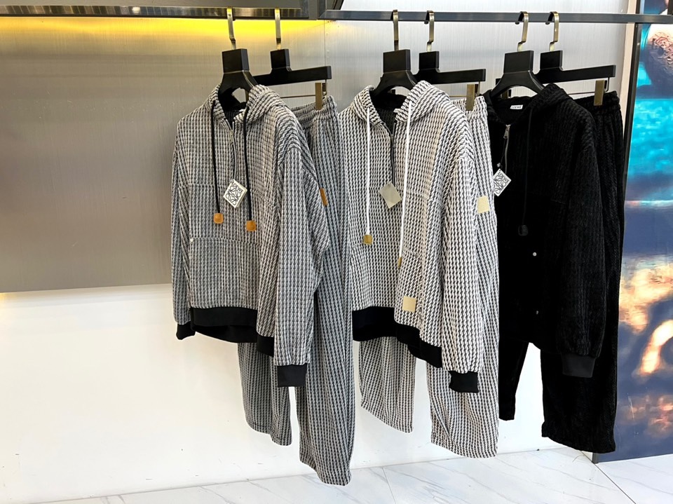 罗意威（LOEWE）套装，以经典的黑白千鸟格纹贯穿始终，将复古优雅与现代时尚感精妙结合。连帽上衣的千鸟格