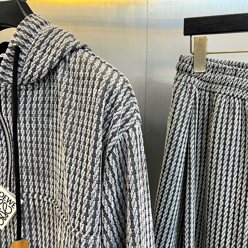 罗意威（LOEWE）套装，以经典的黑白千鸟格纹贯穿始终，将复古优雅与现代时尚感精妙结合。连帽上衣的千鸟格