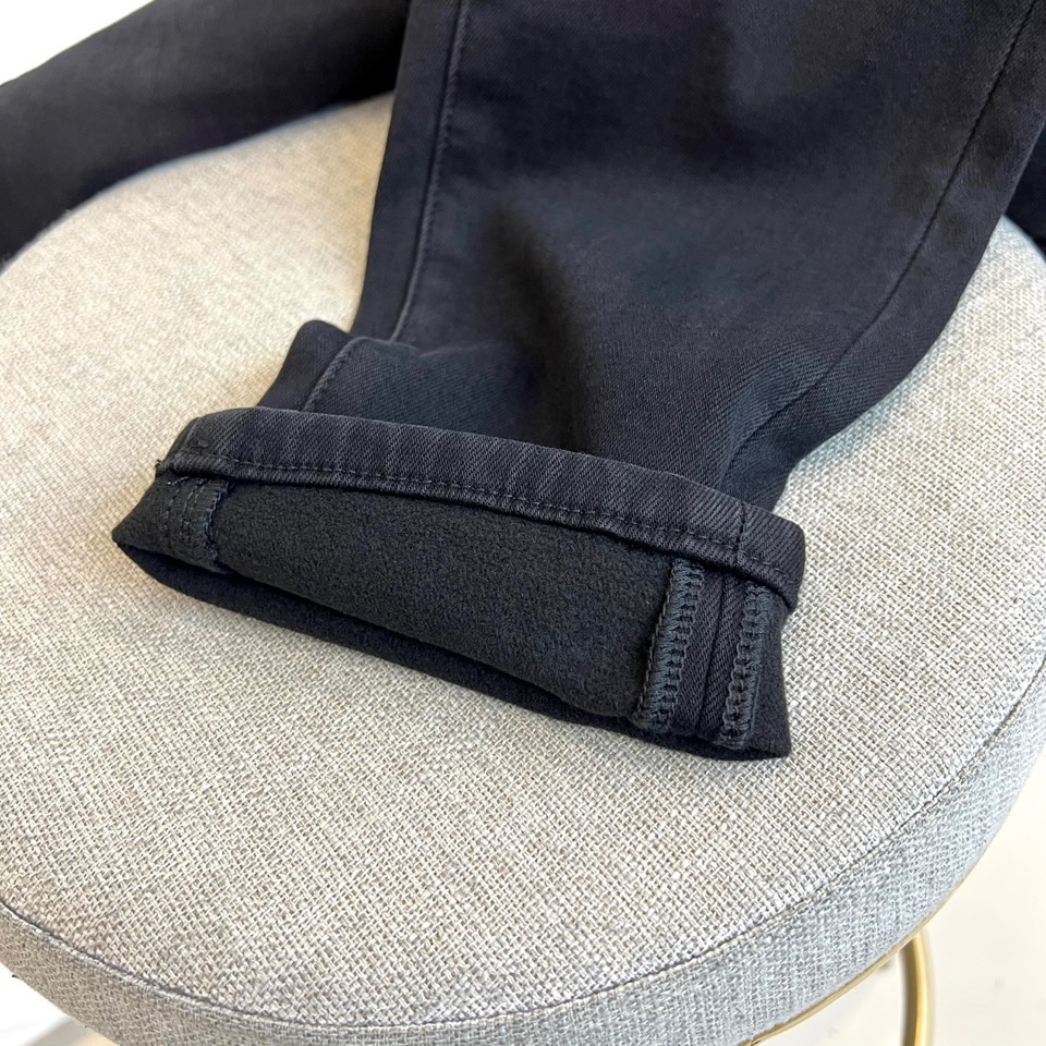 Karl Lagerfeld卡尔·拉格斐、2025秋冬加绒牛仔裤，以经典黑色诠释现代摩登风范。款式采用修