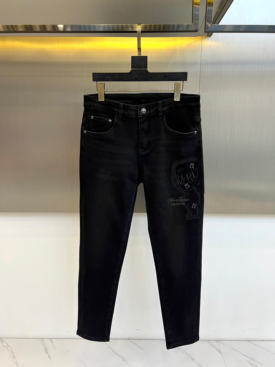 Karl Lagerfeld卡尔·拉格斐、2025秋冬加绒牛仔裤，以经典黑色诠释现代摩登风范。款式采用修